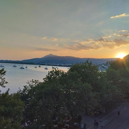 Πέτρινο Στη Θάλασσα Apartment นาฟปาคตอส ภายนอก รูปภาพ