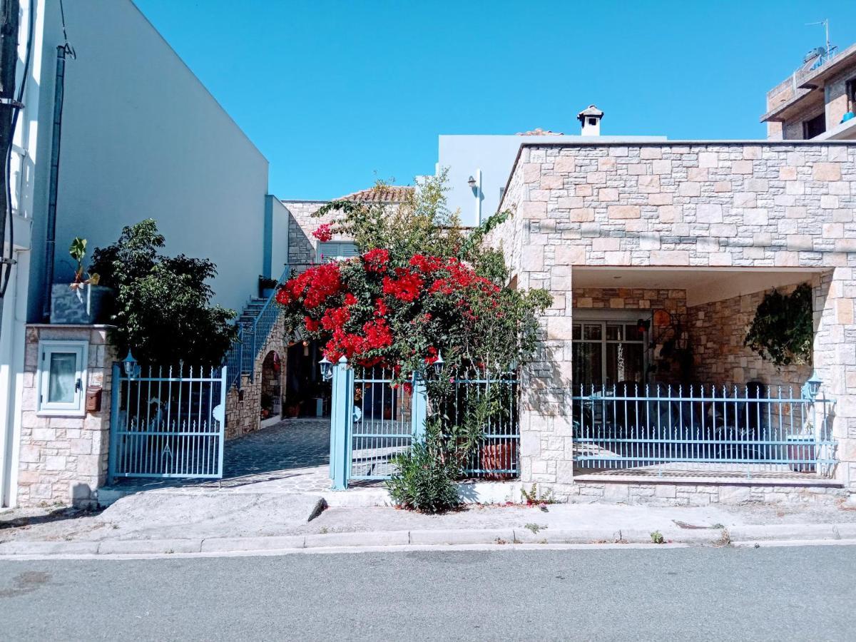 Πέτρινο Στη Θάλασσα Apartment นาฟปาคตอส ภายนอก รูปภาพ