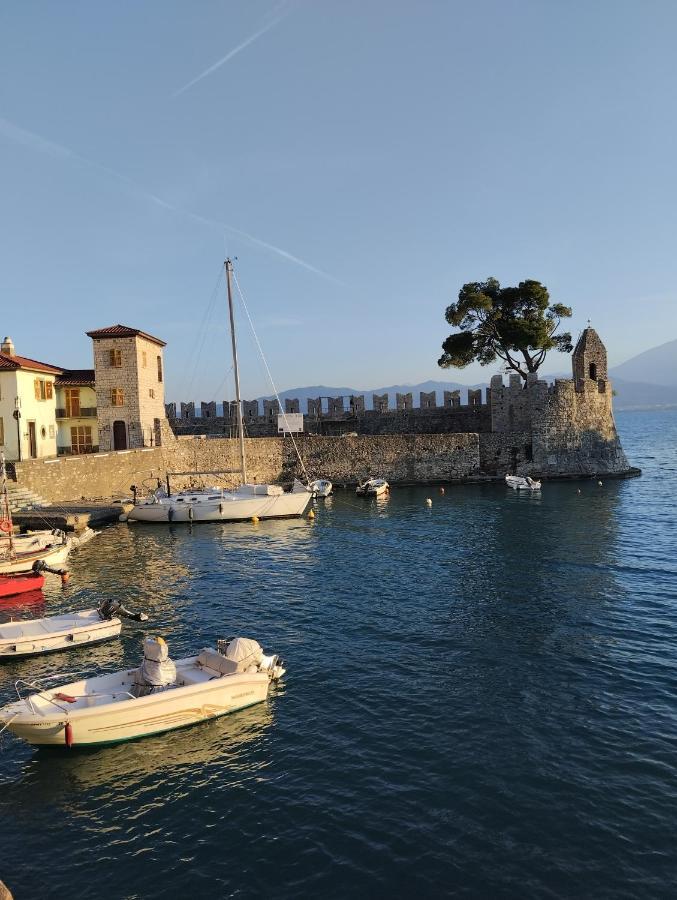 Πέτρινο Στη Θάλασσα Apartment นาฟปาคตอส ภายนอก รูปภาพ