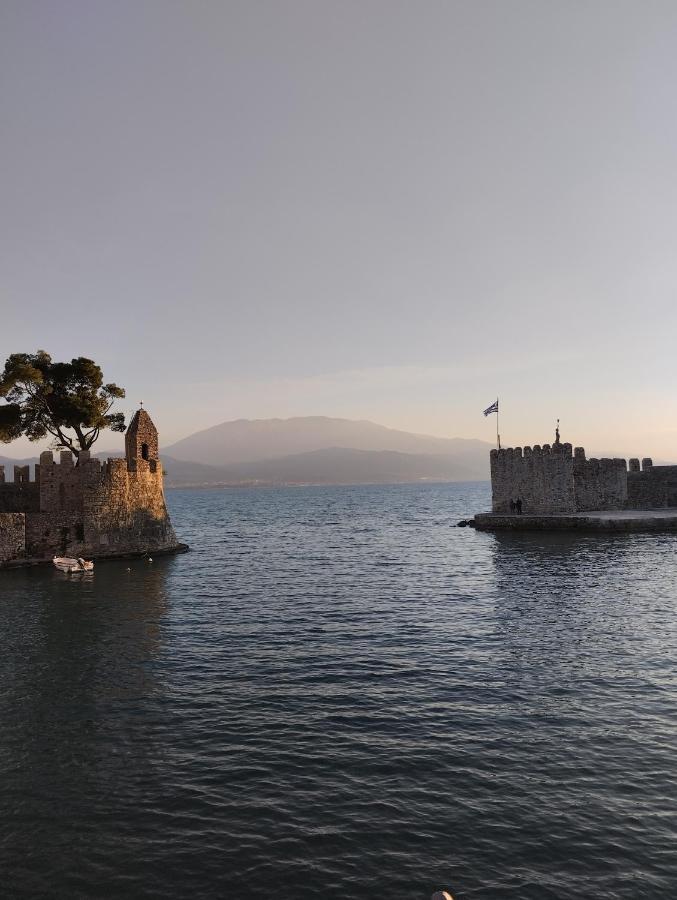 Πέτρινο Στη Θάλασσα Apartment นาฟปาคตอส ภายนอก รูปภาพ