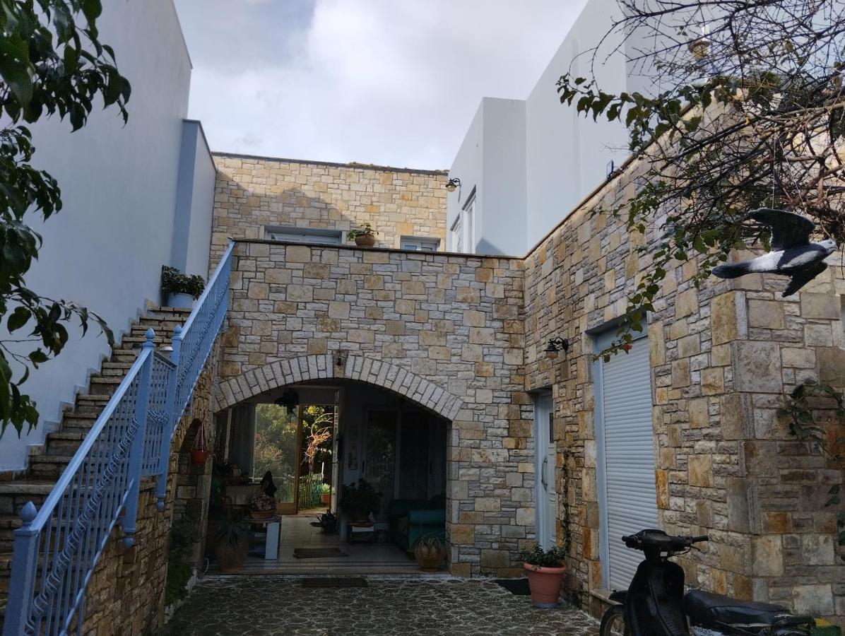 Πέτρινο Στη Θάλασσα Apartment นาฟปาคตอส ภายนอก รูปภาพ