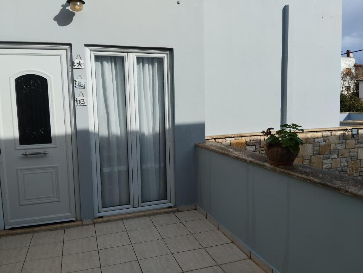 Πέτρινο Στη Θάλασσα Apartment นาฟปาคตอส ภายนอก รูปภาพ