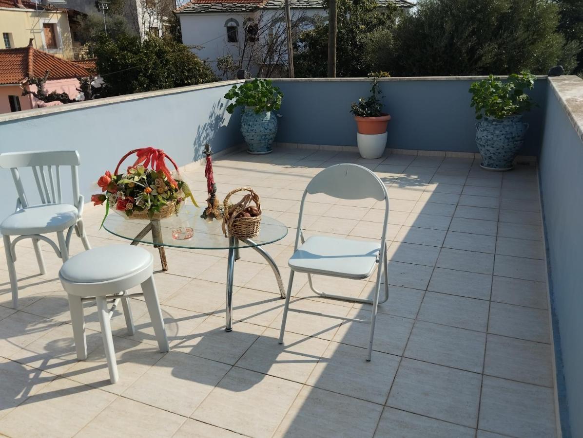 Πέτρινο Στη Θάλασσα Apartment นาฟปาคตอส ภายนอก รูปภาพ