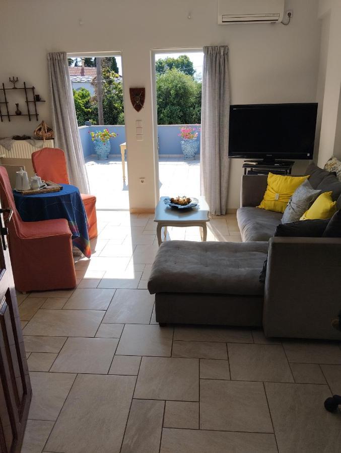Πέτρινο Στη Θάλασσα Apartment นาฟปาคตอส ภายนอก รูปภาพ