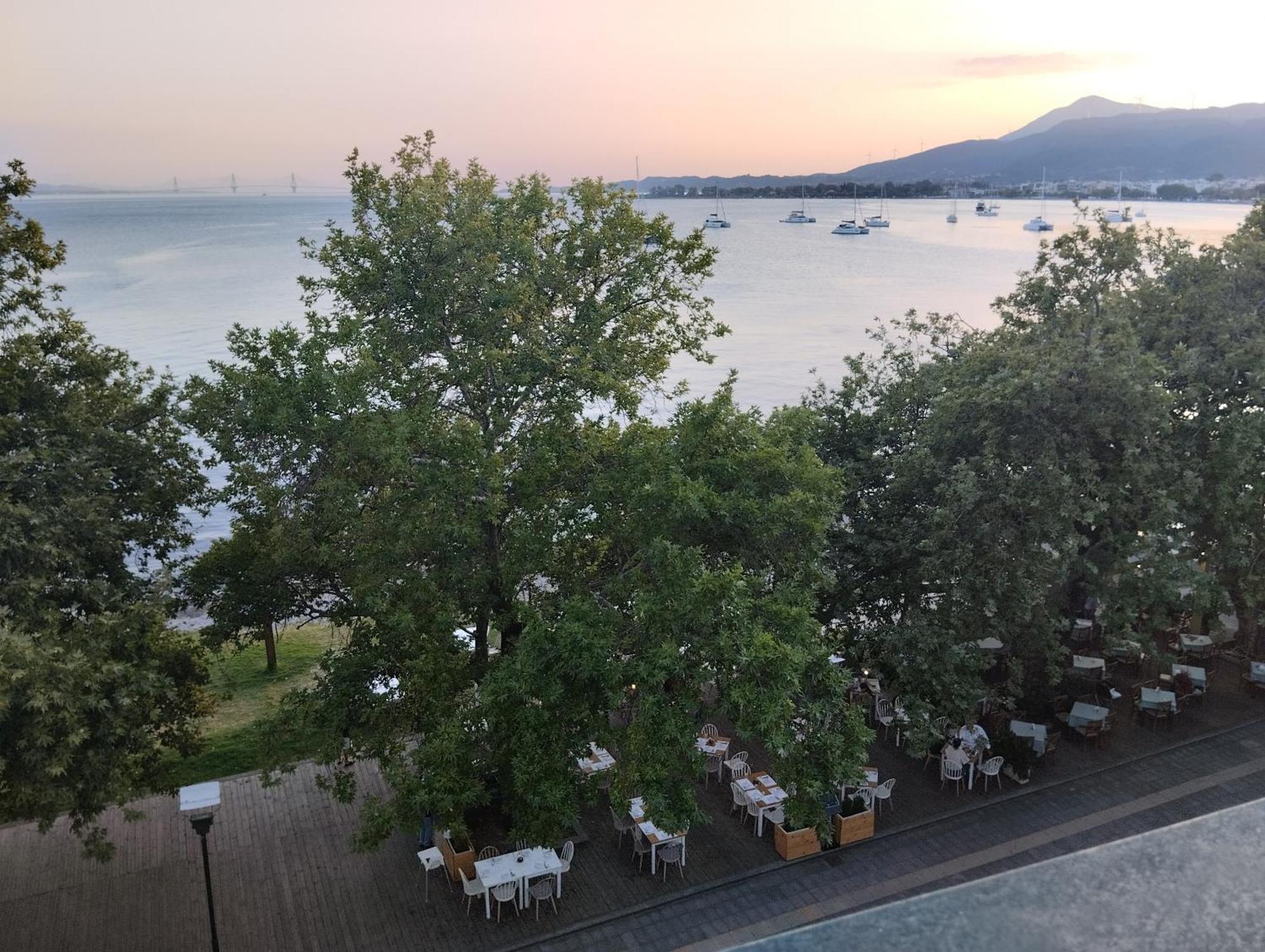 Πέτρινο Στη Θάλασσα Apartment นาฟปาคตอส ภายนอก รูปภาพ