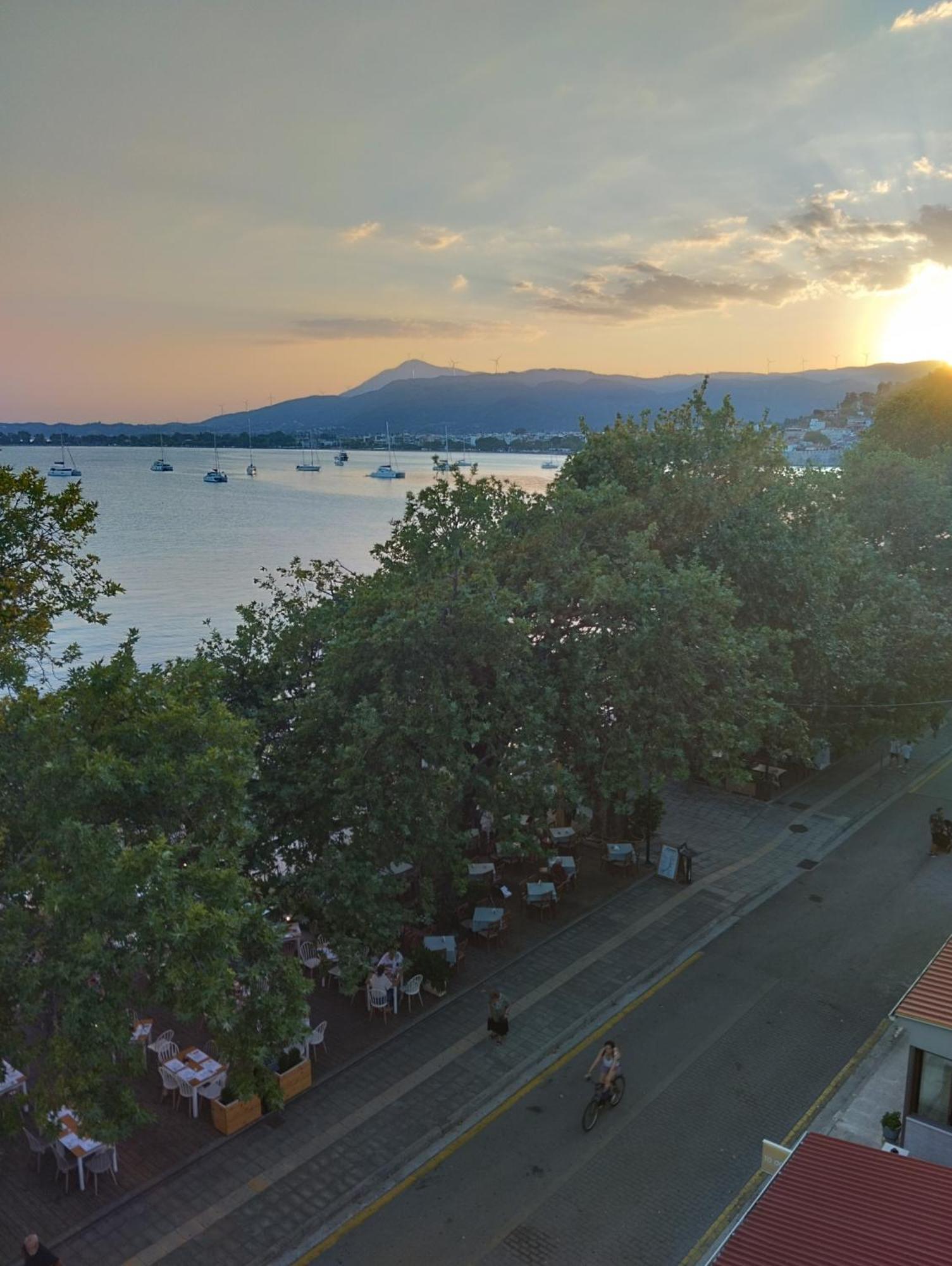 Πέτρινο Στη Θάλασσα Apartment นาฟปาคตอส ห้อง รูปภาพ